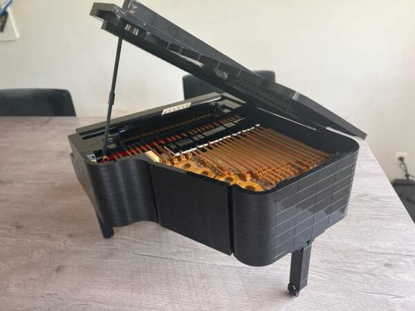 21323 Grand piano 4
